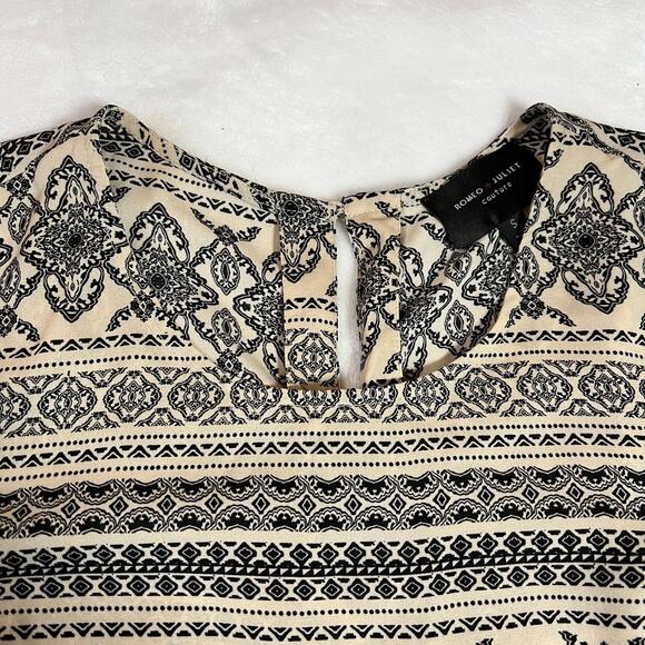 Romeo & Juliet Couture Crewneck Boho Print Lace Trim Playsuit Romper Size Small - Picture 5 of 14